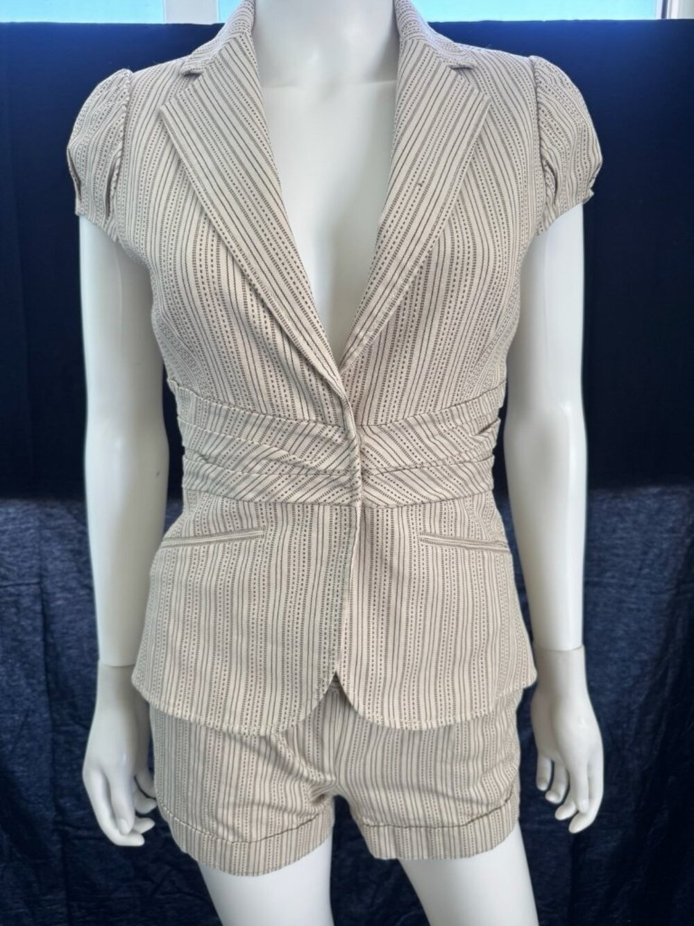 BCBG MAX AZRIA Women's Set Blazer Cap Sleeve  & Shorts Beige  XS 2